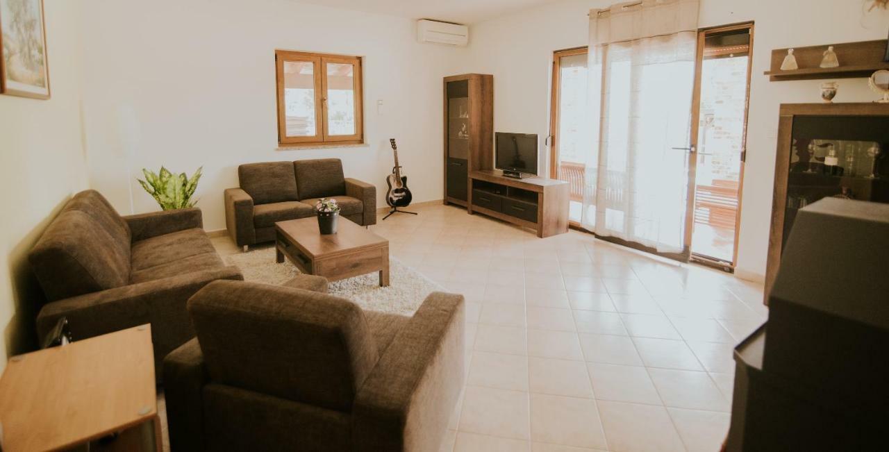 Tar-Vabriga Villa Daisy מראה חיצוני תמונה